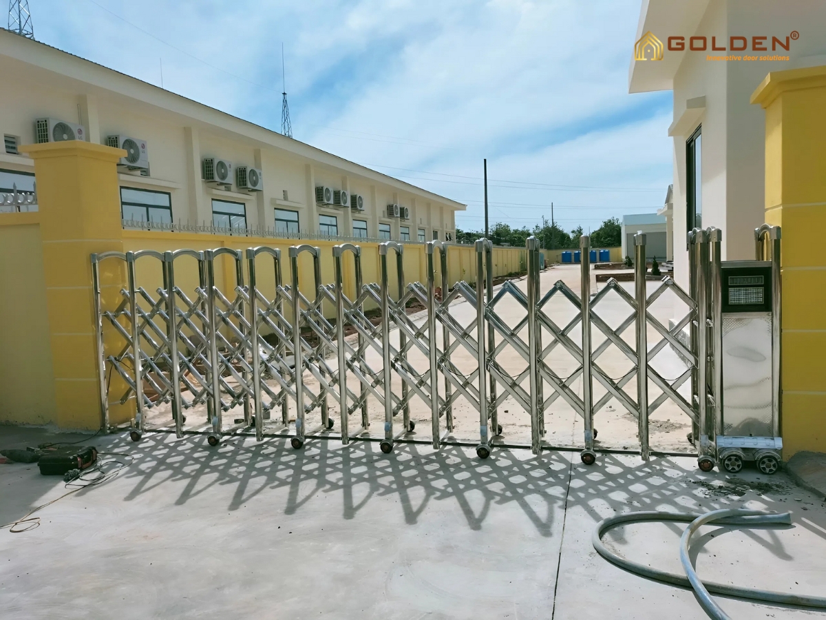 Cấu tạo cổng xếp có ray