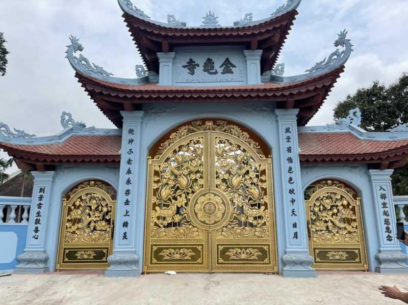 Cổng nhôm đúc lắp tại nhà chùa