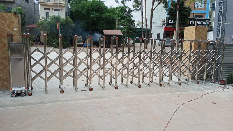 Cổng xếp inox lắp tại Bắc Giang 