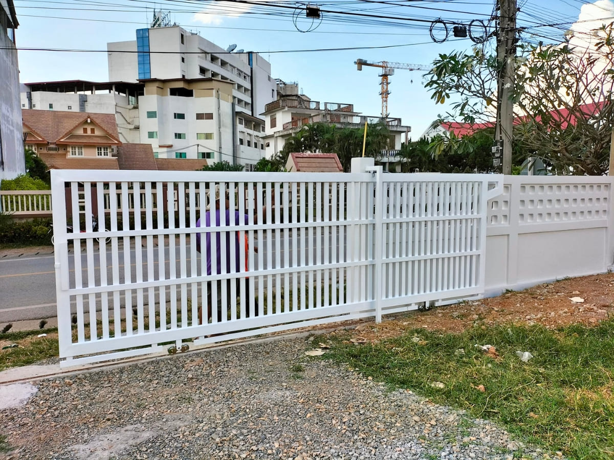 TOP 20+ mẫu cửa cổng lùa 1 cánh trượt ngang đẹp nhất 2025 2 Ứng dụng của cửa cổng lùa 1 cánh