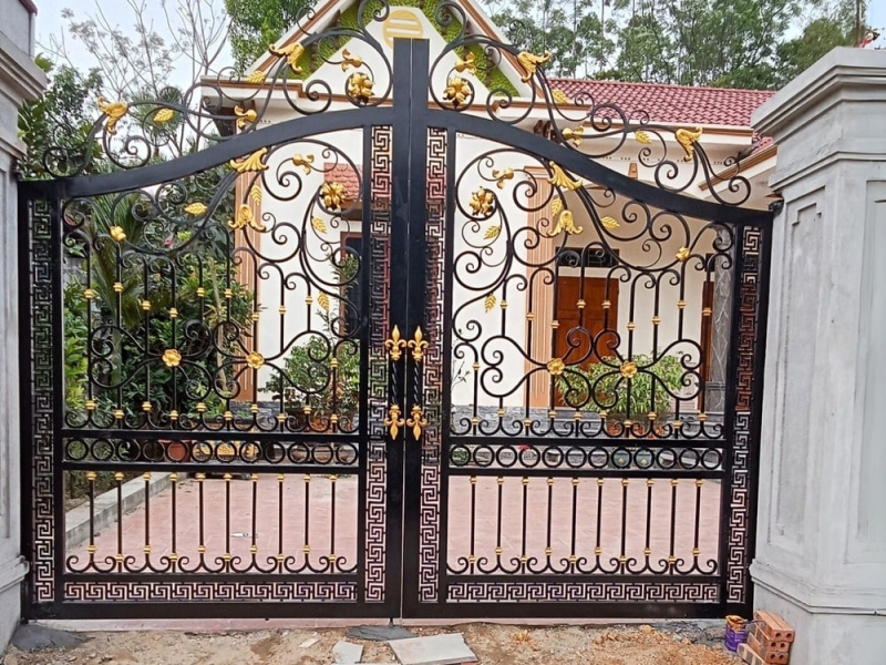 Mẫu cửa cổng sắt 2 cánh đẹp nhà sân vườn
