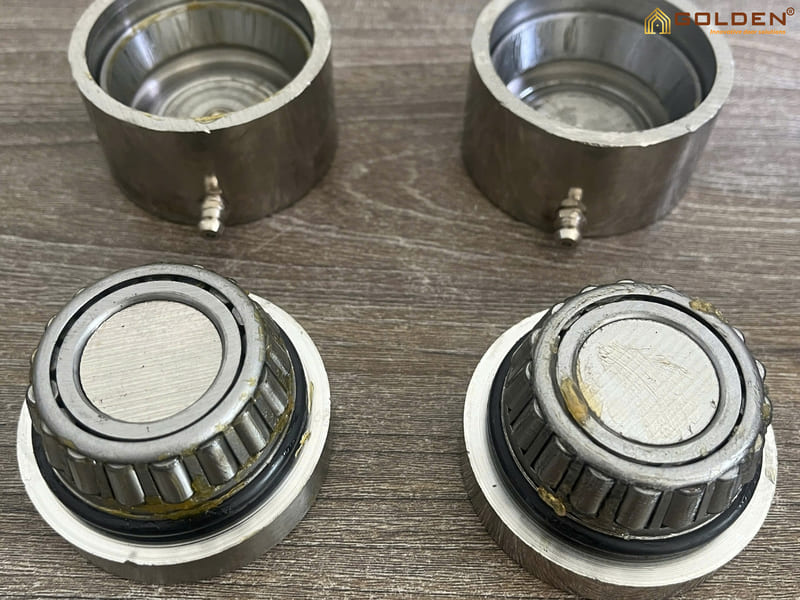 Bên trong bản lề cối D60