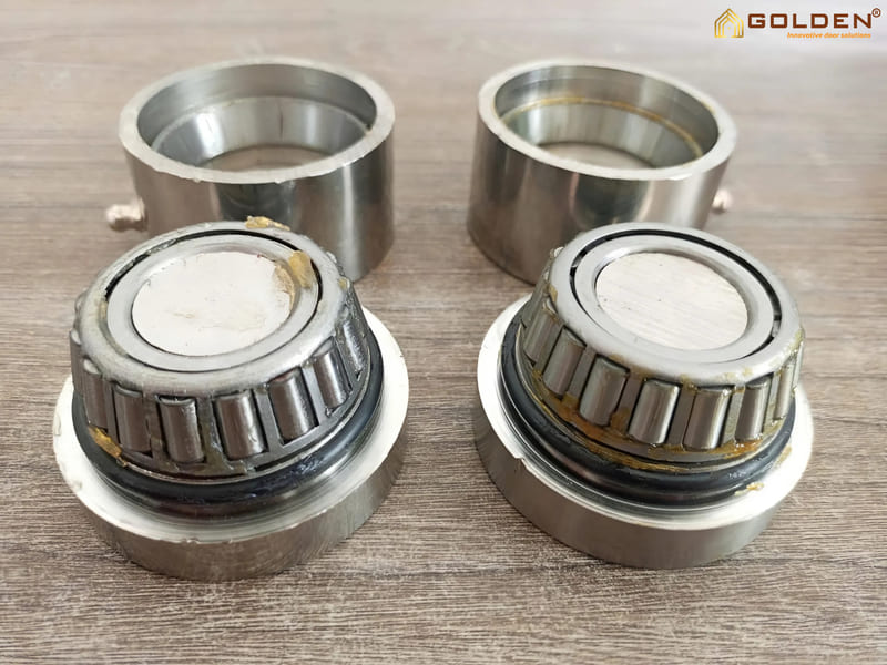 Bi đũa bên trong bản lề cối D60 đã được tra mỡ sẵn