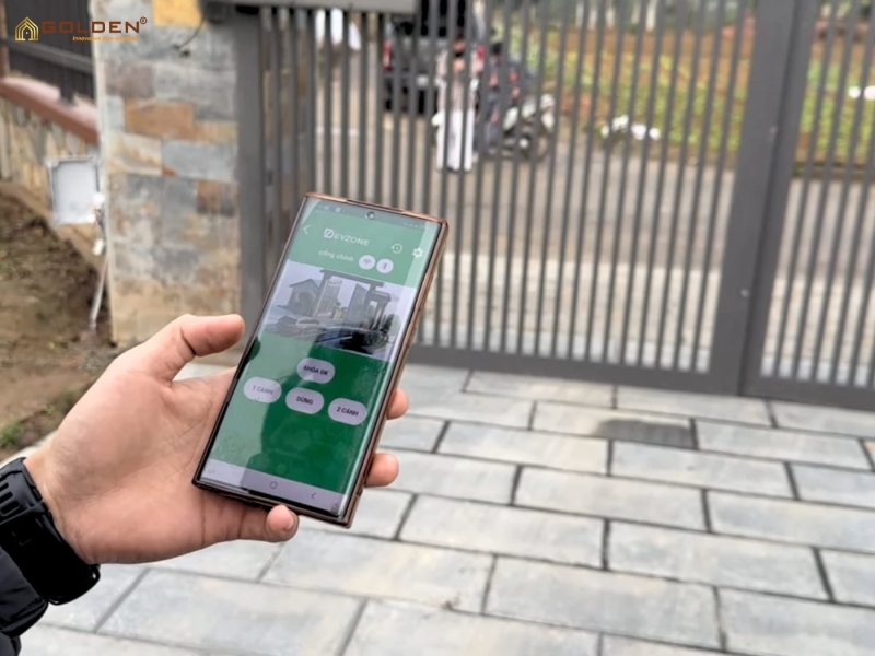 Điều khiển cổng tự động chỉ với 1 nút nhấn trên app DEVZONE LIFE