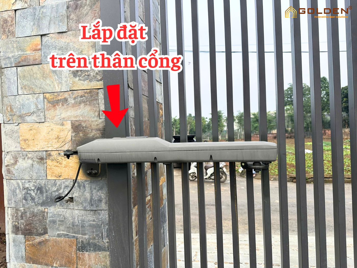 Motor tay đòn lắp đặt trên thân cổng