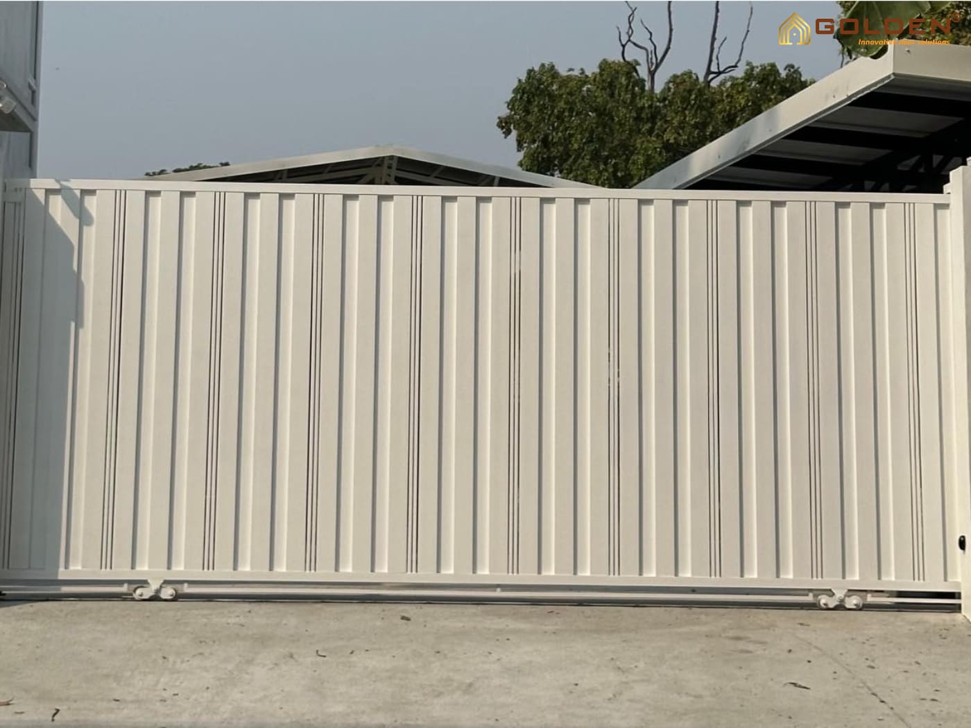 Cổng cửa lùa sắt hộp màu trắng trang nhã