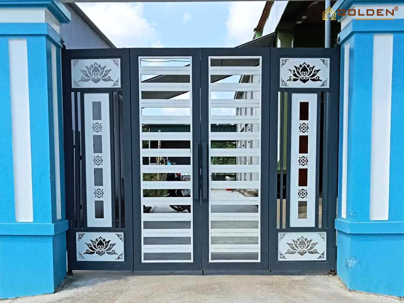 Cổng sắt hộp 4 cánh phối với họa tiết