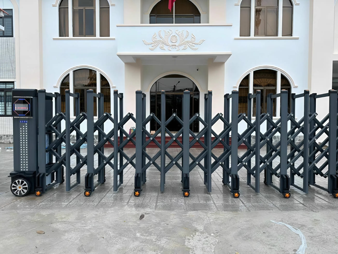 Lắp đặt cổng xếp nhôm