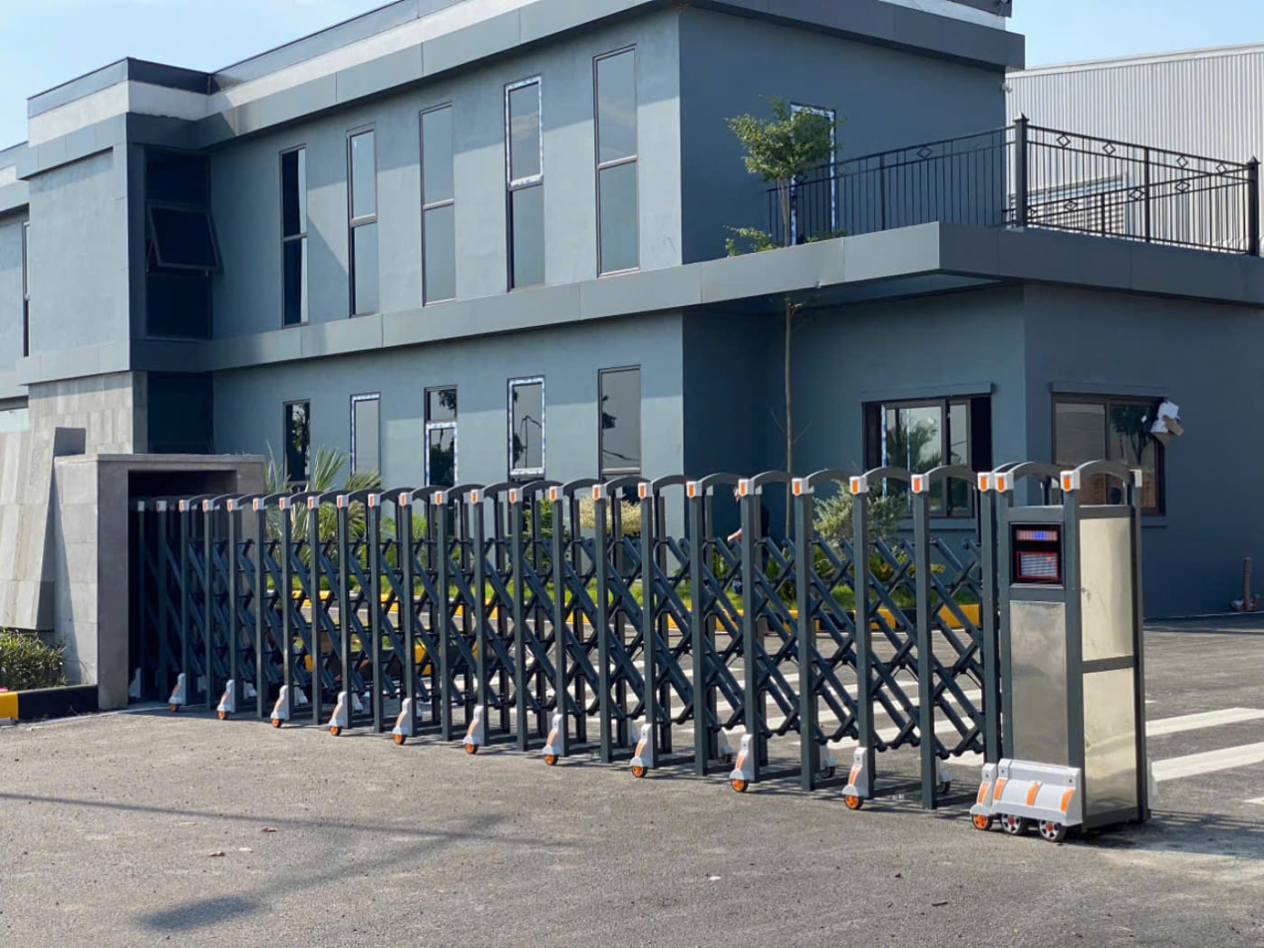 Lắp đặt cổng xếp nhôm