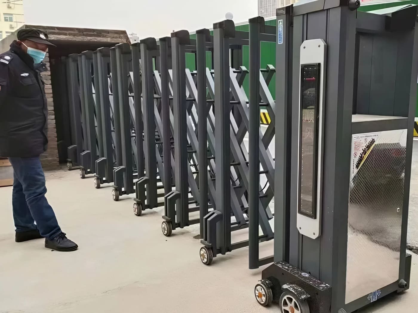 Lắp đặt cổng xếp nhôm
