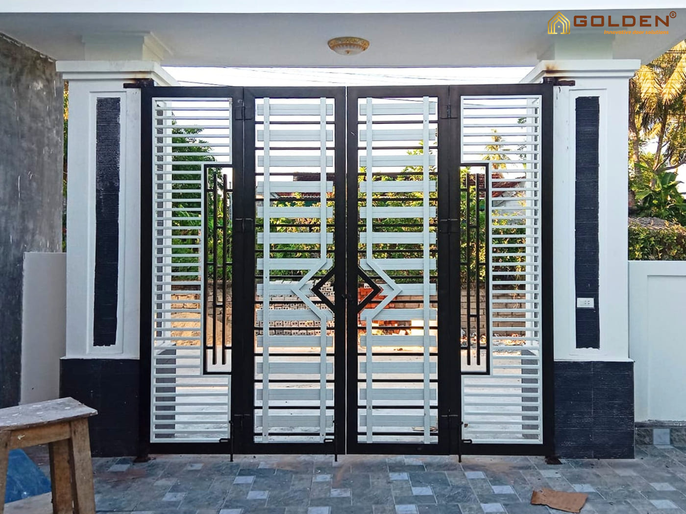 Cửa cổng sắt 4 cánh phối màu đơn giản
