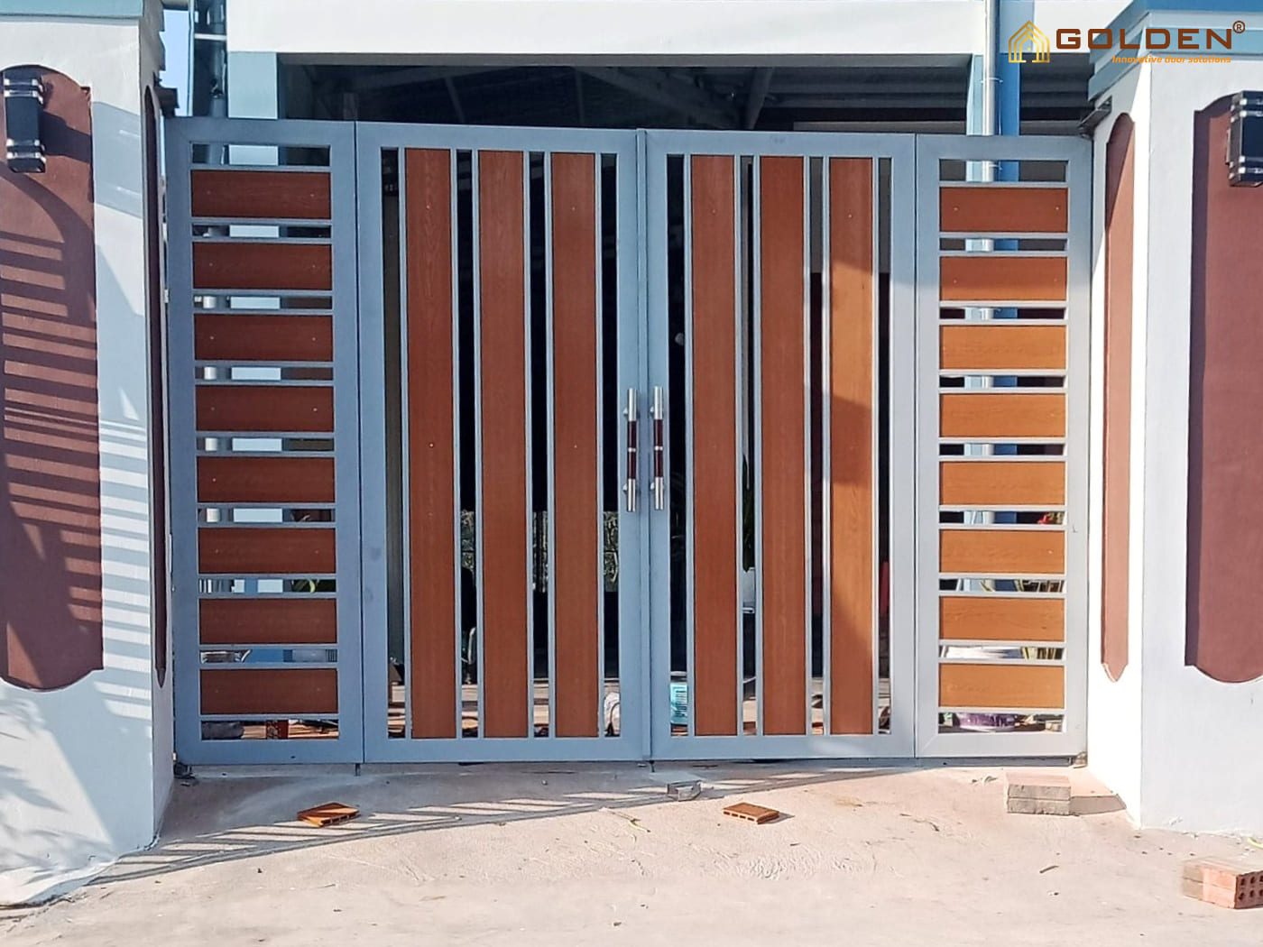 Cửa cổng sắt hộp 4 cánh cao cấp giả gỗ