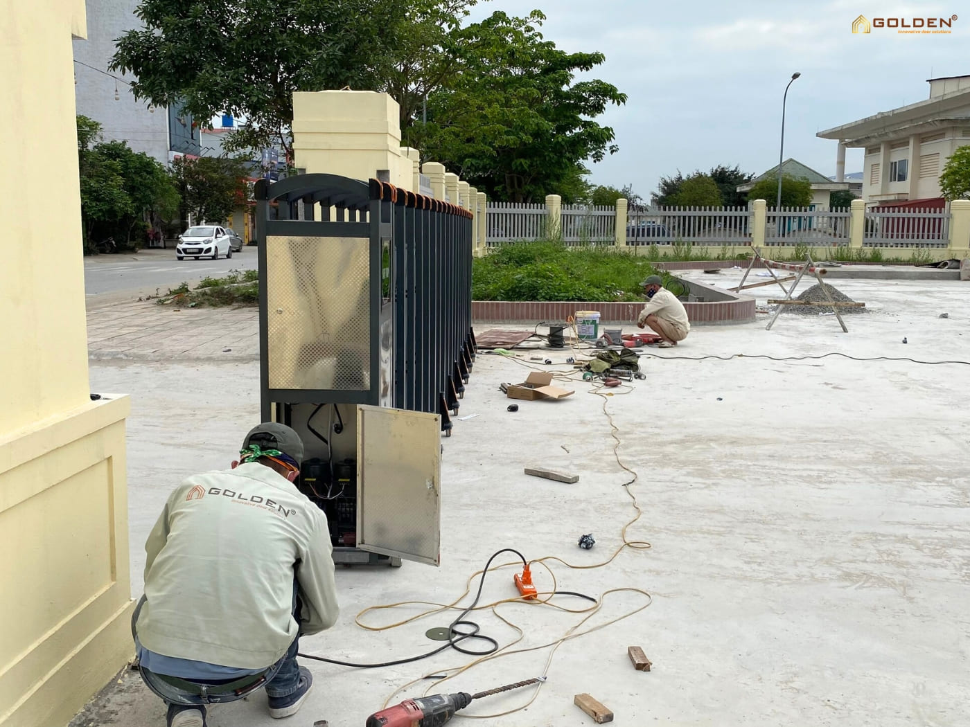 lắp đặt cổng xếp nhôm