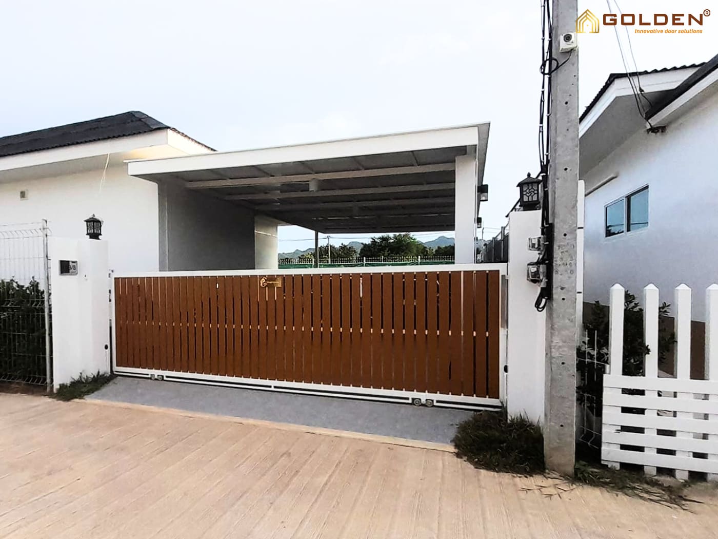 Kiểu cổng lùa sắt vân gỗ thông dụng
