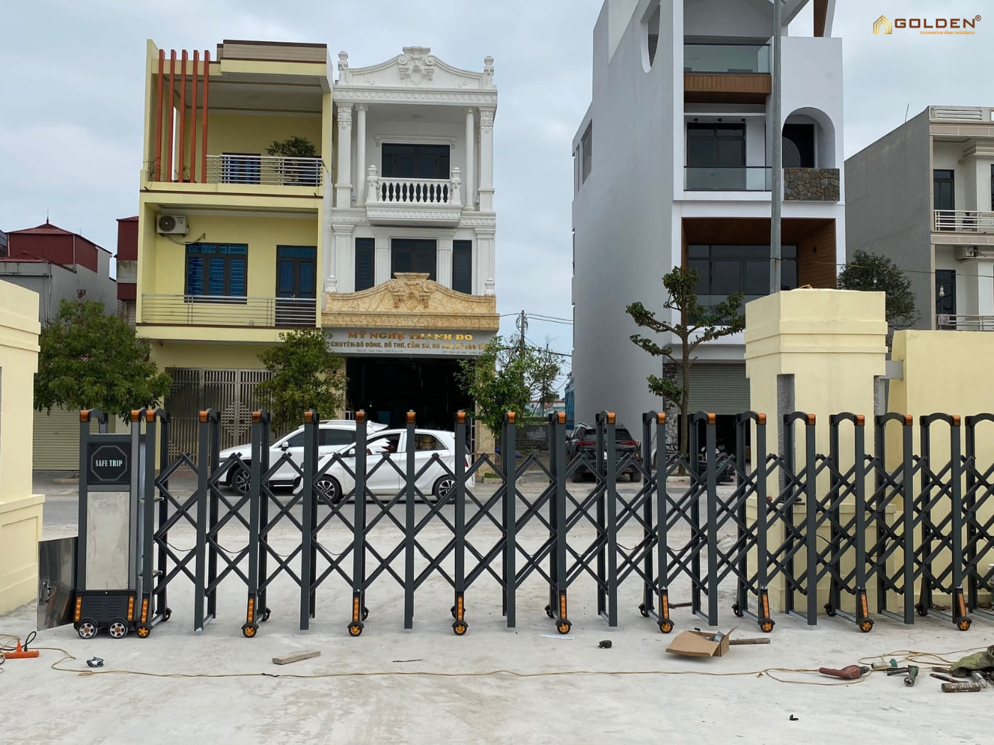 Lắp đặt cổng xếp nhôm