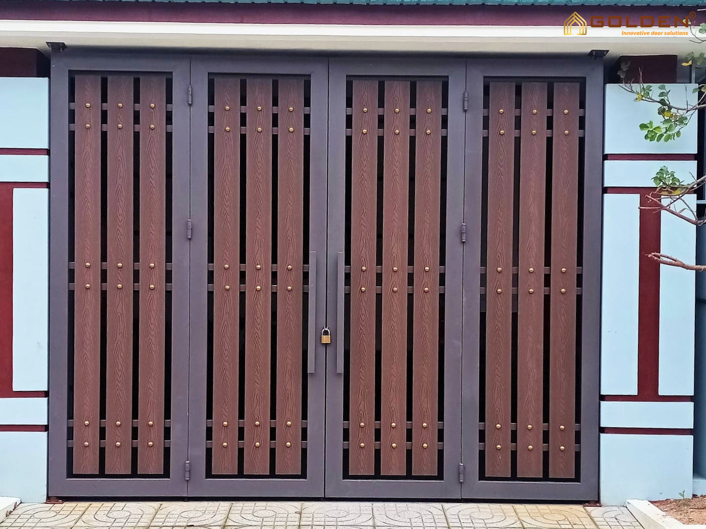 Mẫu cổng 4 cánh sắt hộp màu nâu gỗ