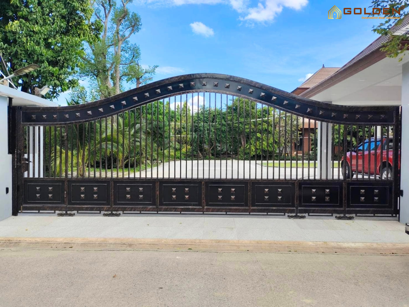 Mẫu cổng lùa 1 cánh mái vòm đẹp