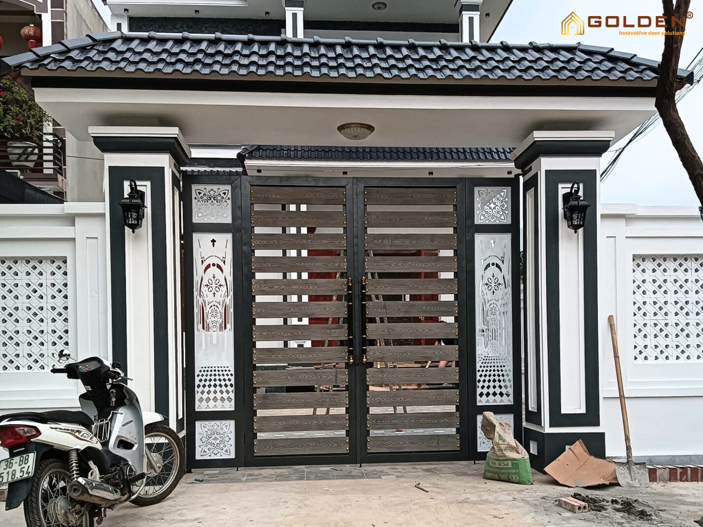 Mẫu cổng sắt hộp giả gỗ phối với họa tiết CNC