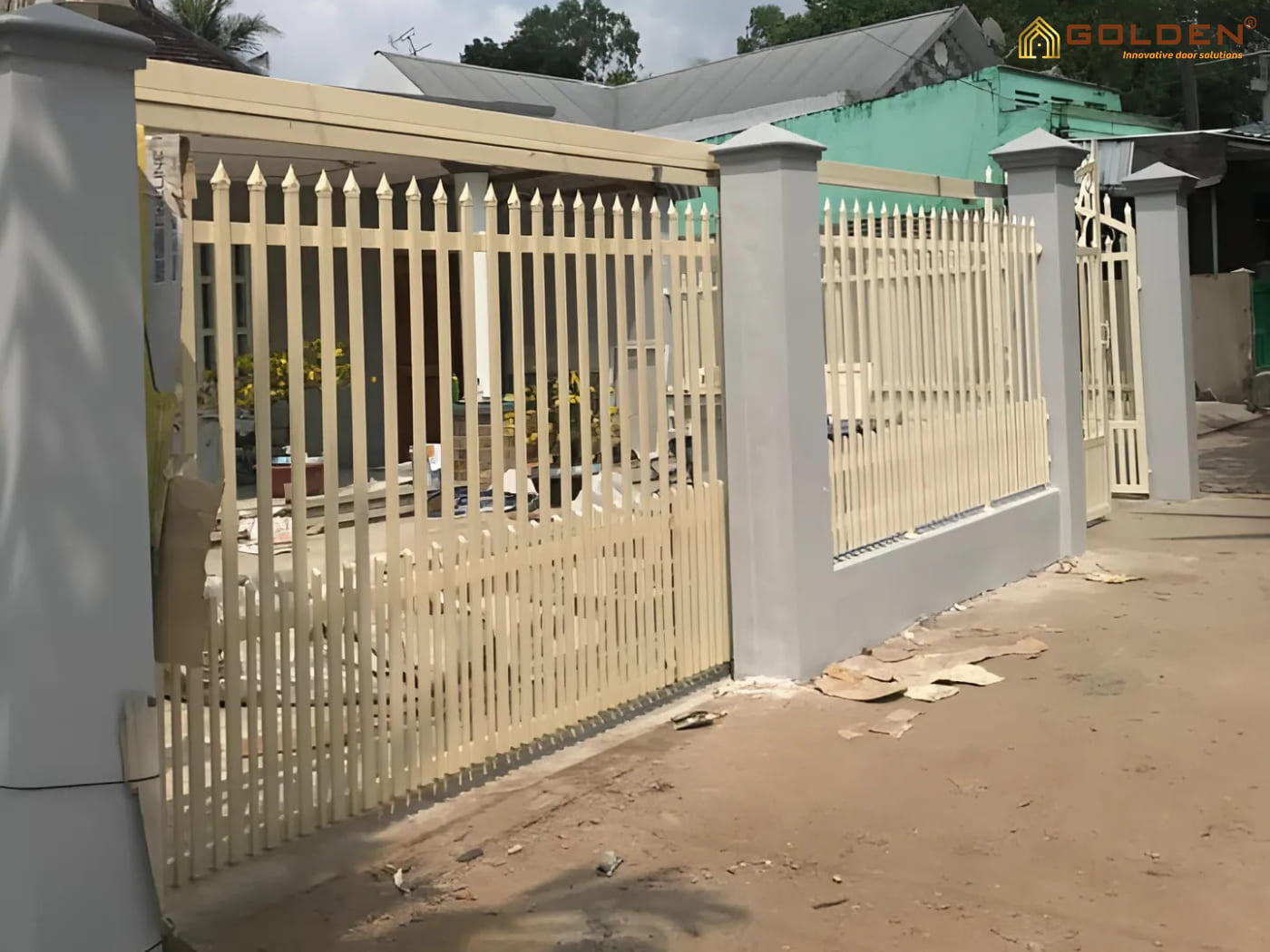 Mẫu cổng sắt lùa treo đơn giản