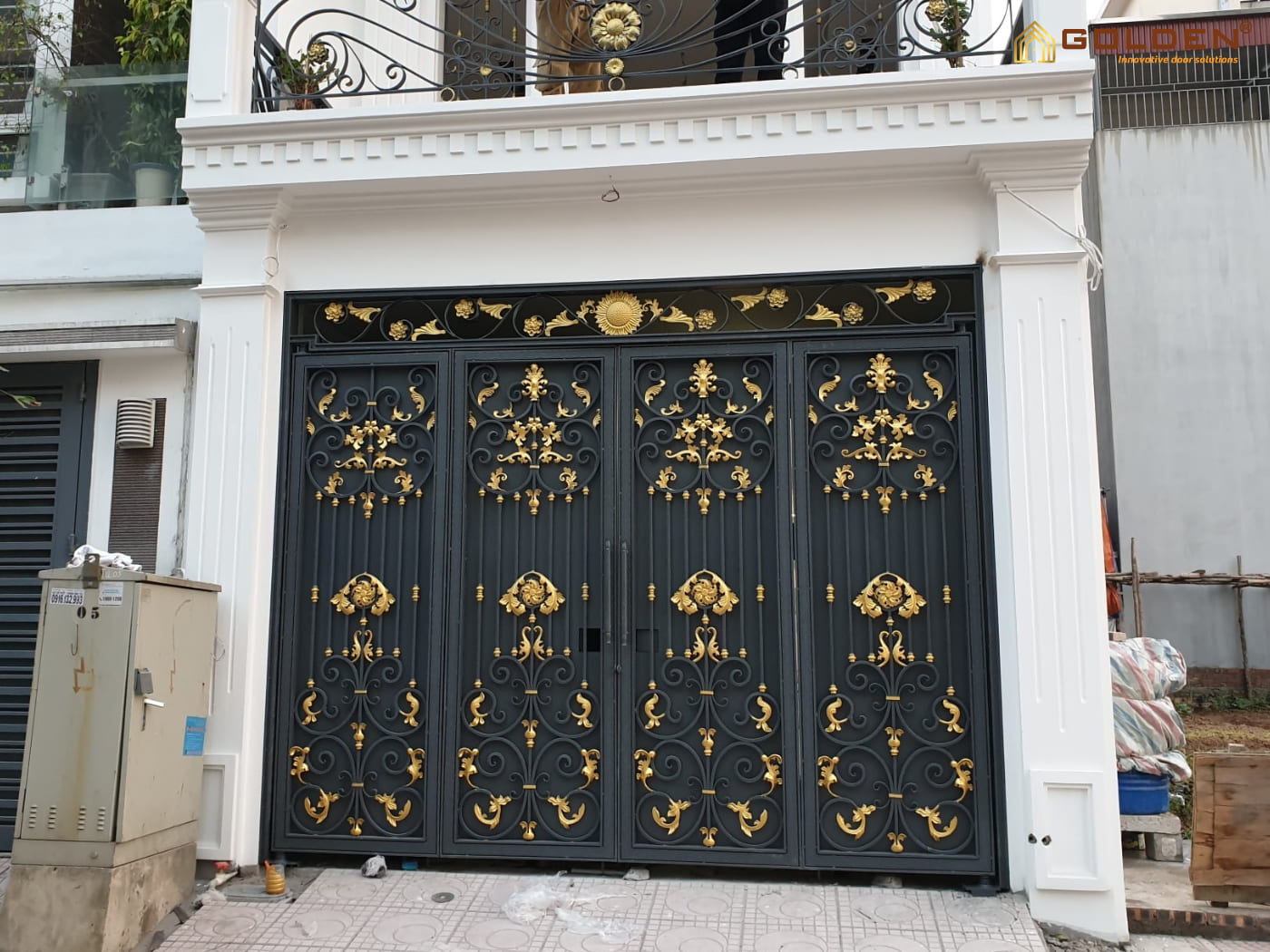 Mẫu cổng sắt mỹ thuật 4 cánh nhà phố