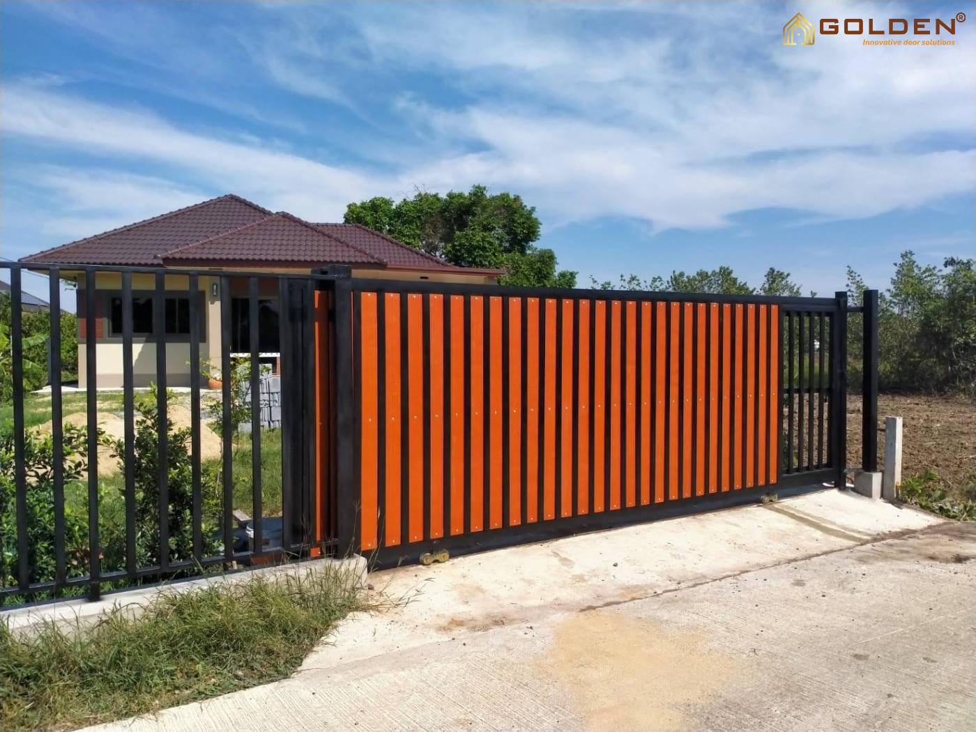 Mẫu cửa cổng 1 cánh lùa ngang vân gỗ
