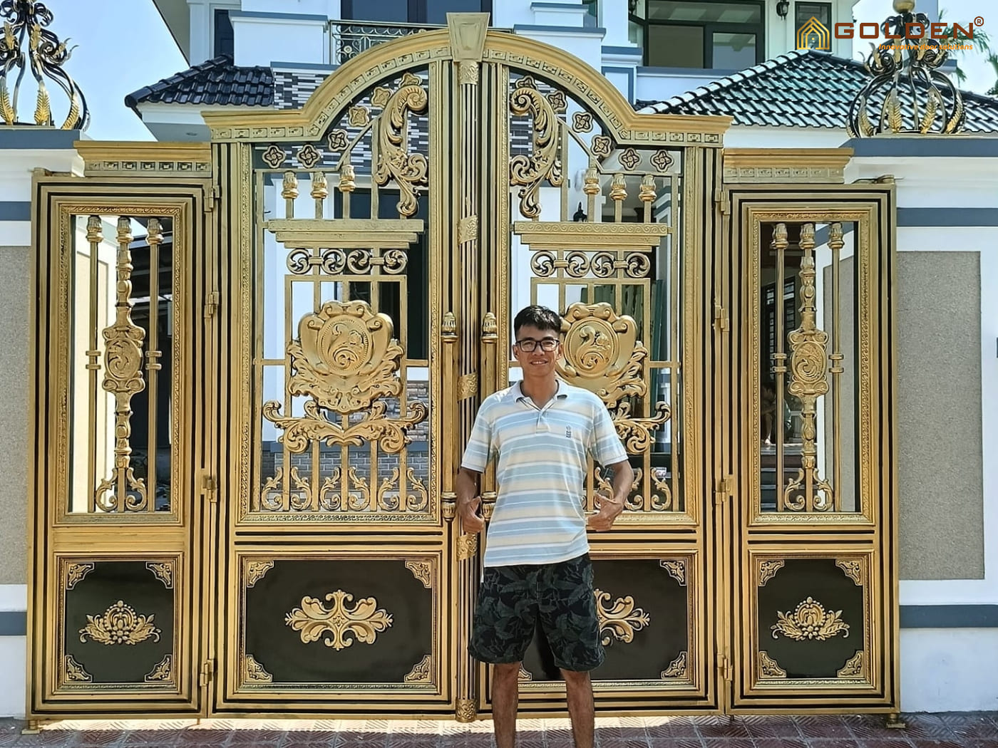 Mẫu cửa cổng inox mạ vàng ấn tượng