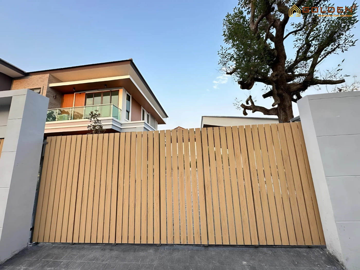 Mẫu cửa cổng lùa sắt vân gỗ tự nhiên