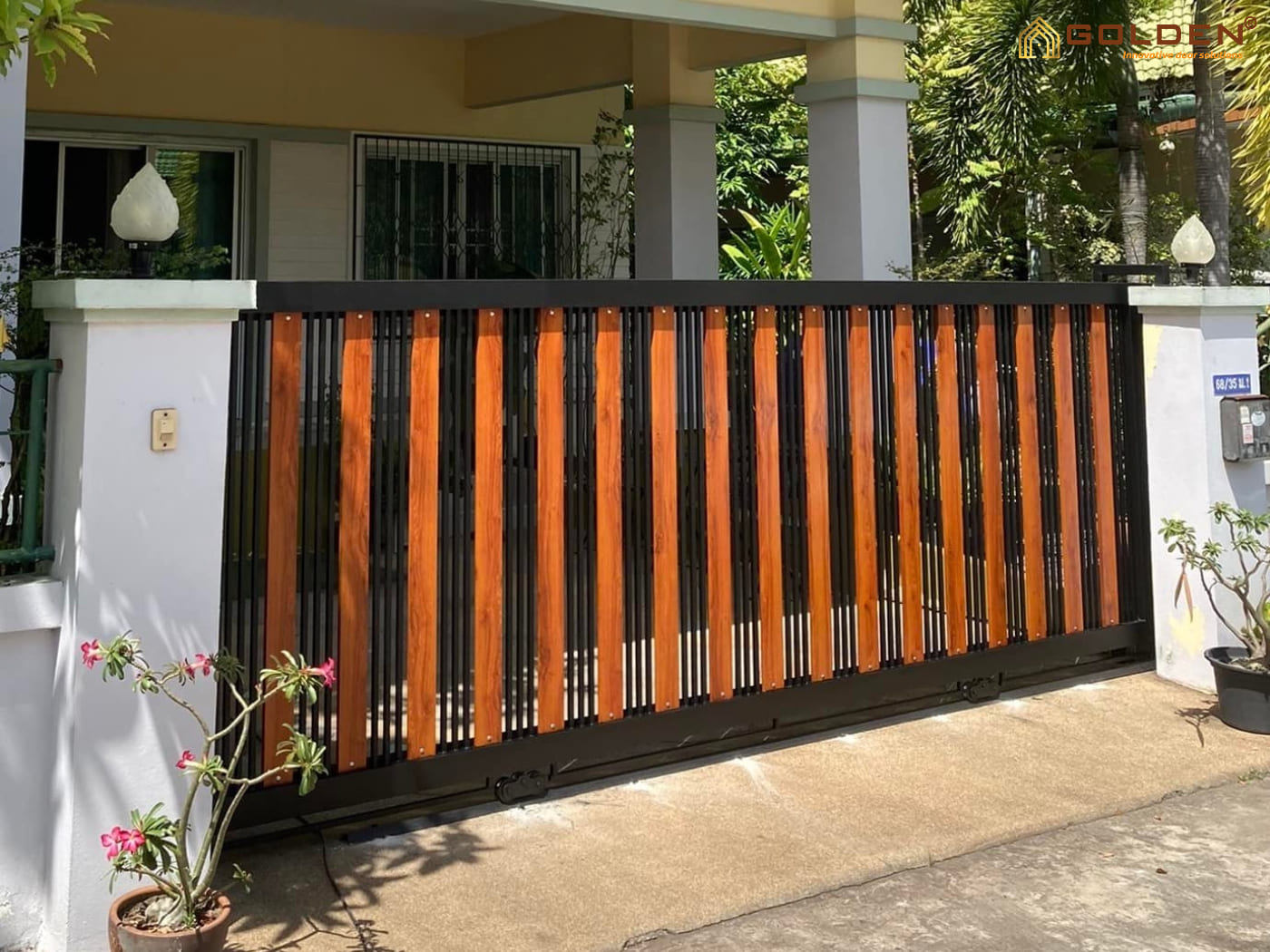 Mẫu cửa cổng sắt vân gỗ bền đẹp
