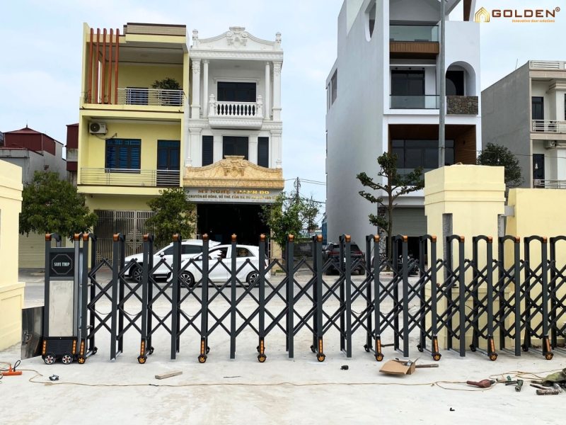 cấu tạo cổng xếp hợp kim nhôm