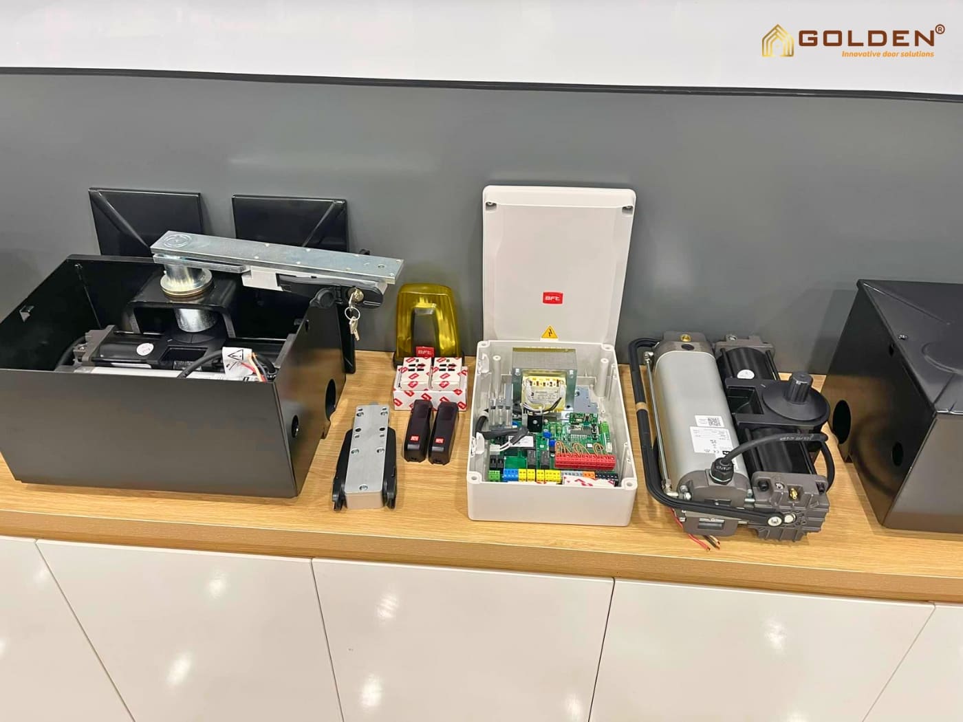 Motor cổng âm sàn