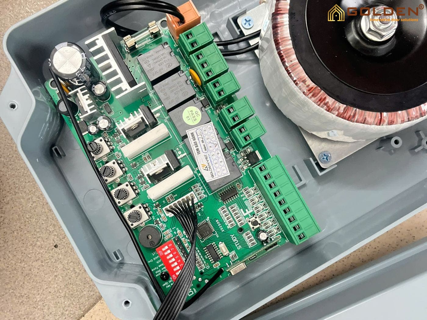 Motor cổng con rùa 700kg || Nhập khẩu trực tiếp giá tốt 6 Cận cảnh bo mạch motor cổng con rùa 700kg