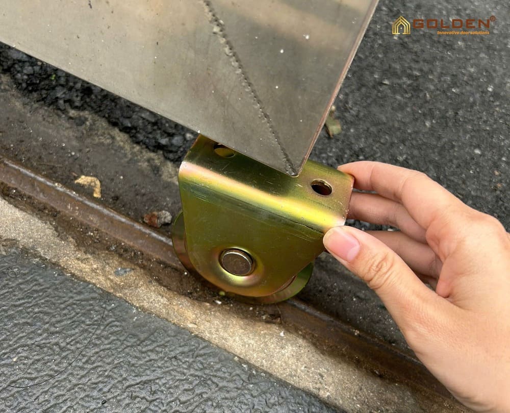 Thay thế bánh xe cổng lùa định kỳ