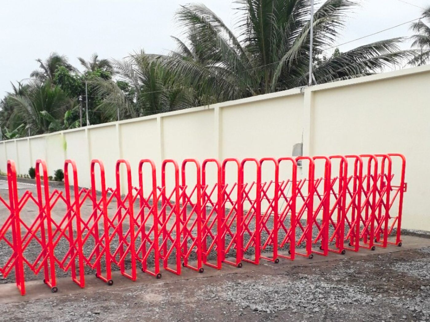 cổng xếp nhôm màu đỏ đẹp