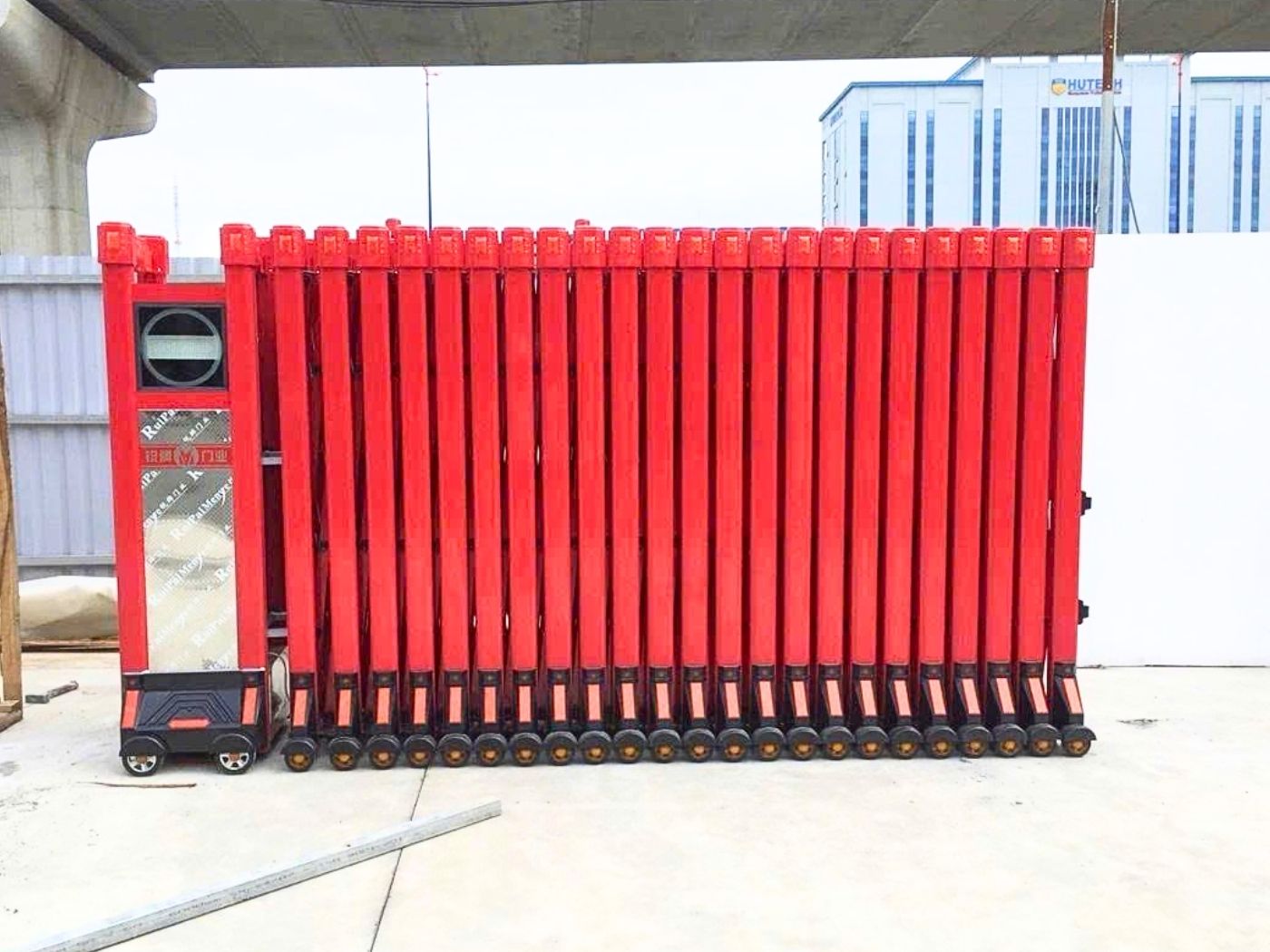 Cổng xếp nhôm sơn đỏ