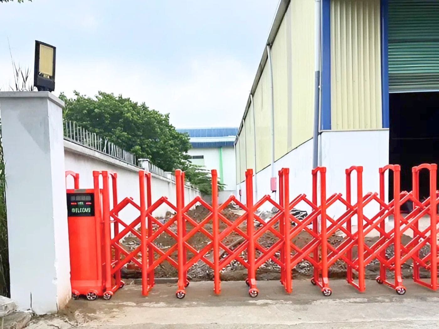 cổng xếp nhôm màu đỏ đẹp