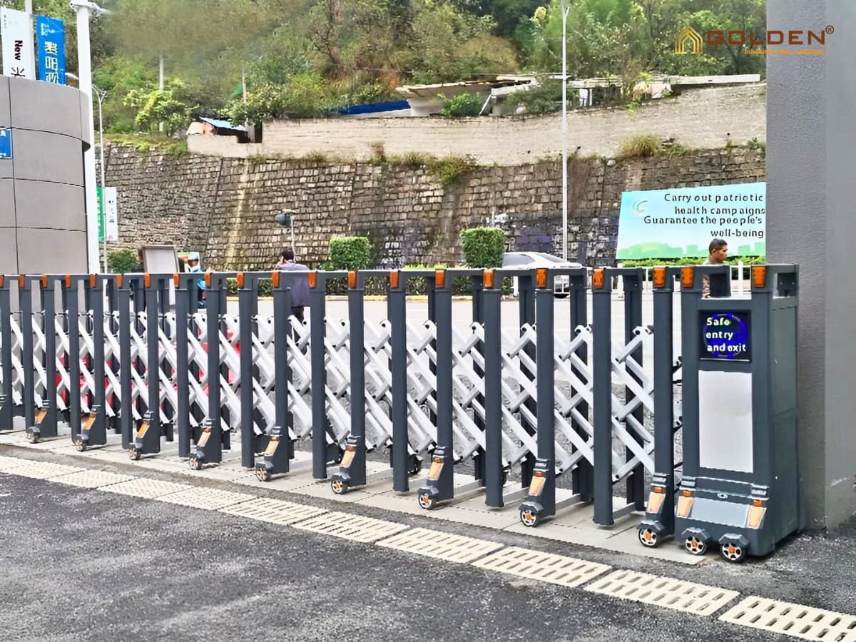 cổng xếp nhôm màu đen trắng