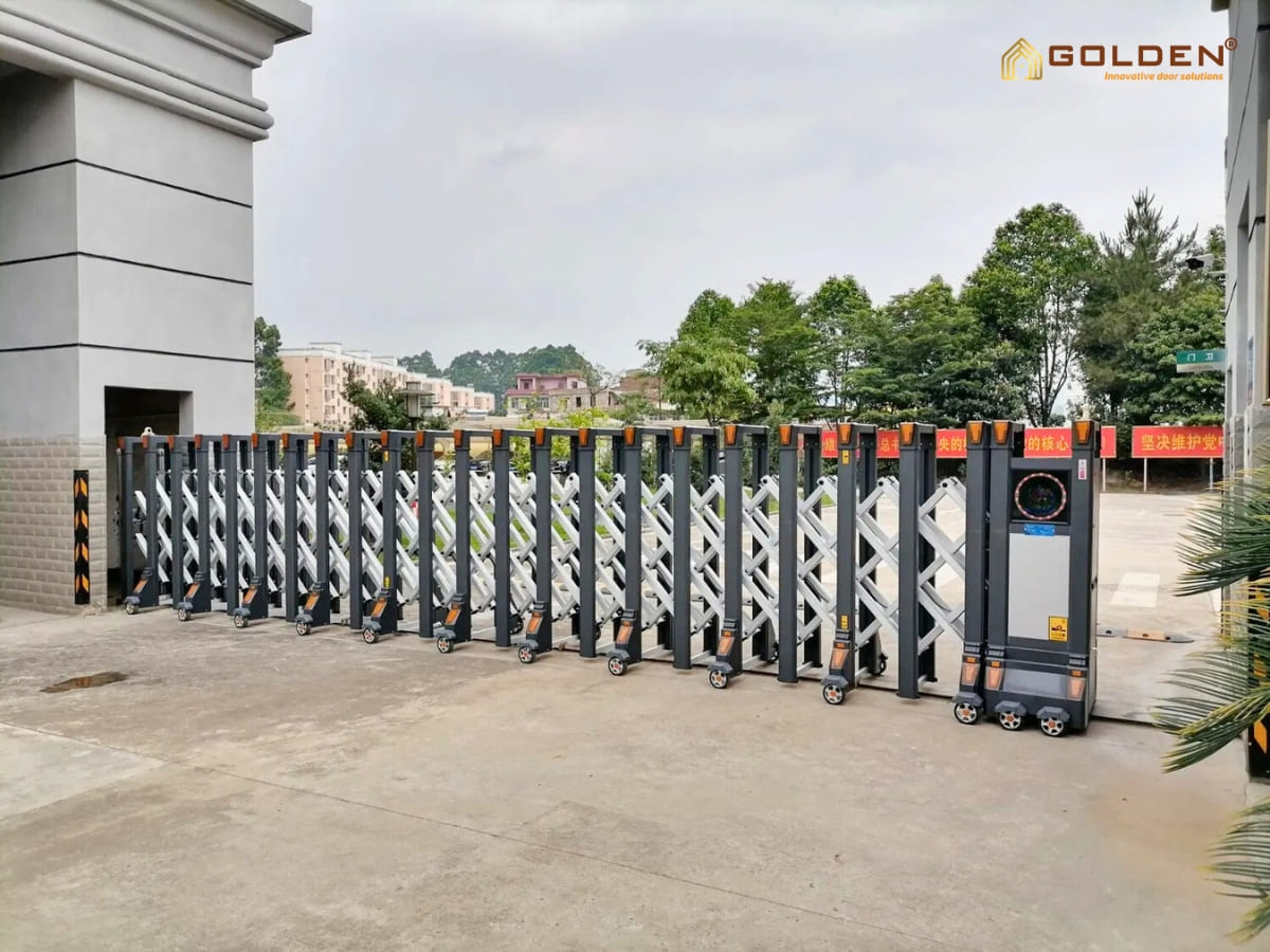 cổng xếp nhôm màu đen trắng