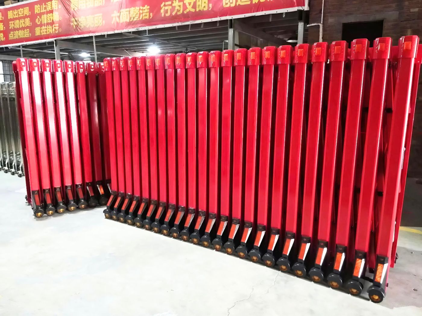 Cổng xếp nhôm màu đỏ