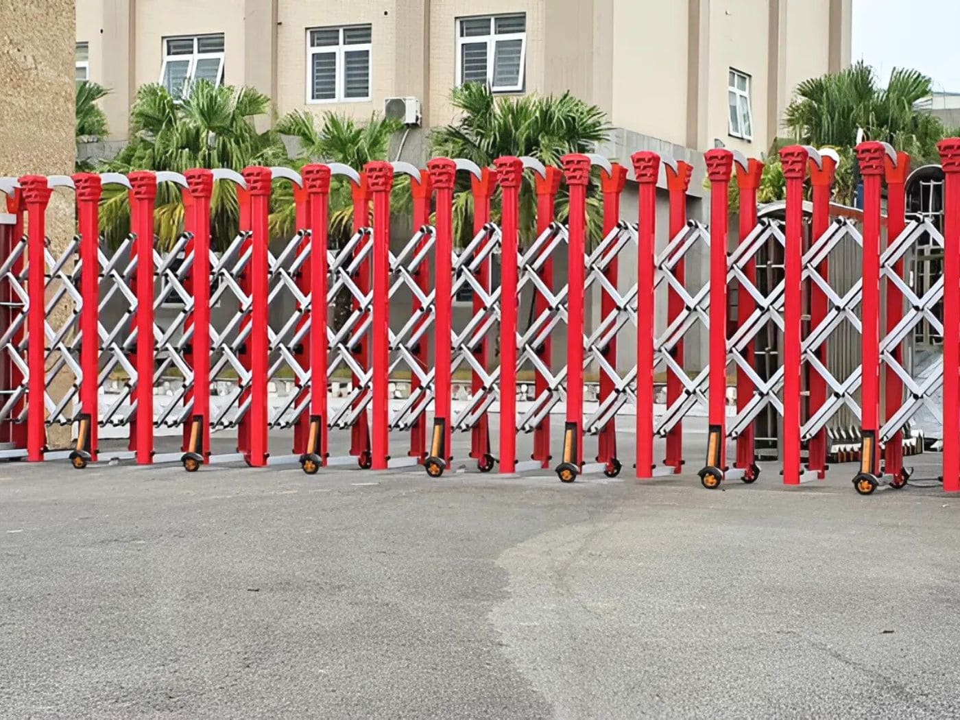 cổng xếp nhôm sơn tĩnh điện màu đỏ