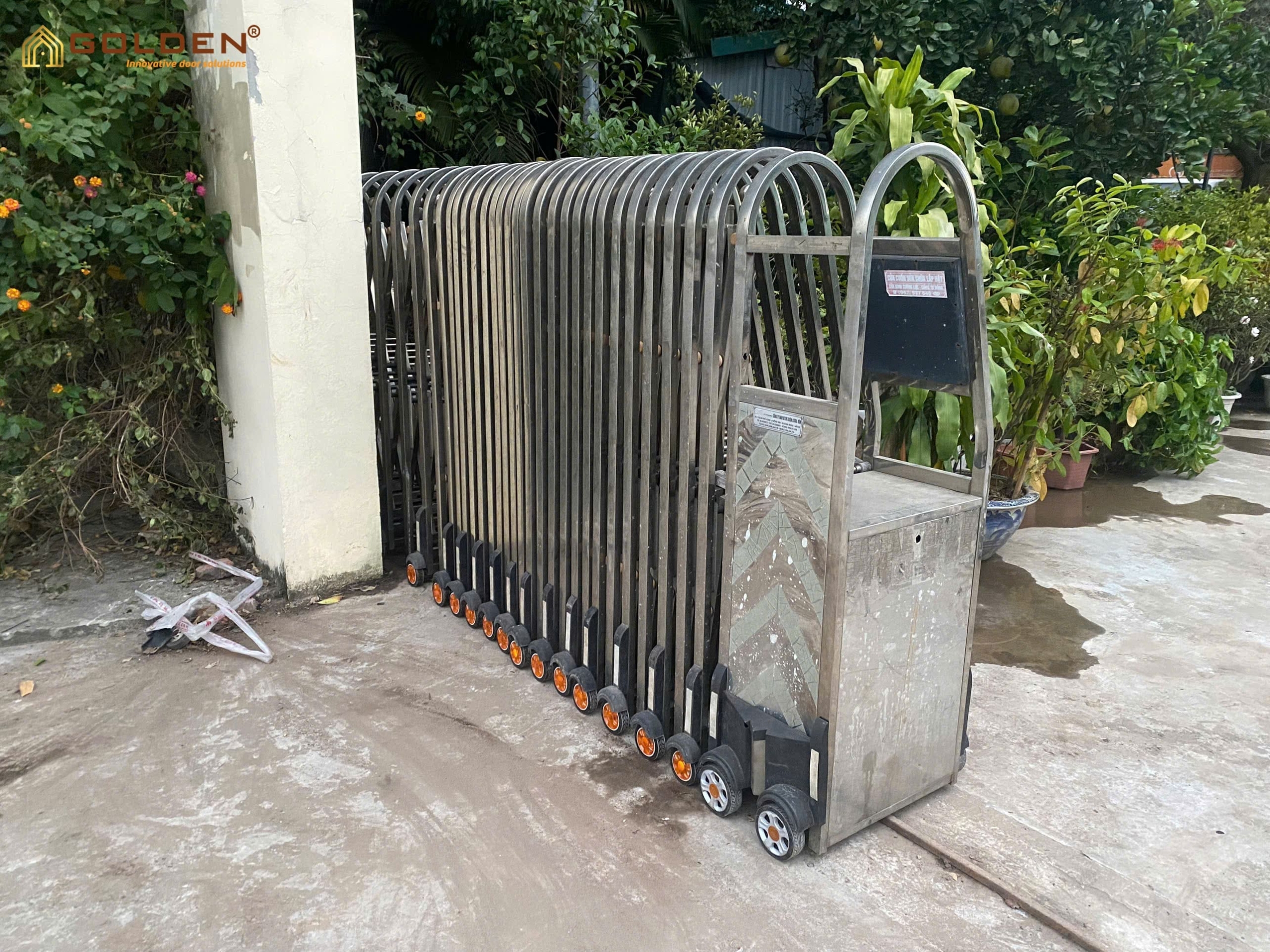 Thay bánh xe cổng xếp KCN Thạch Thất 3 thay bánh xe cổng xếp