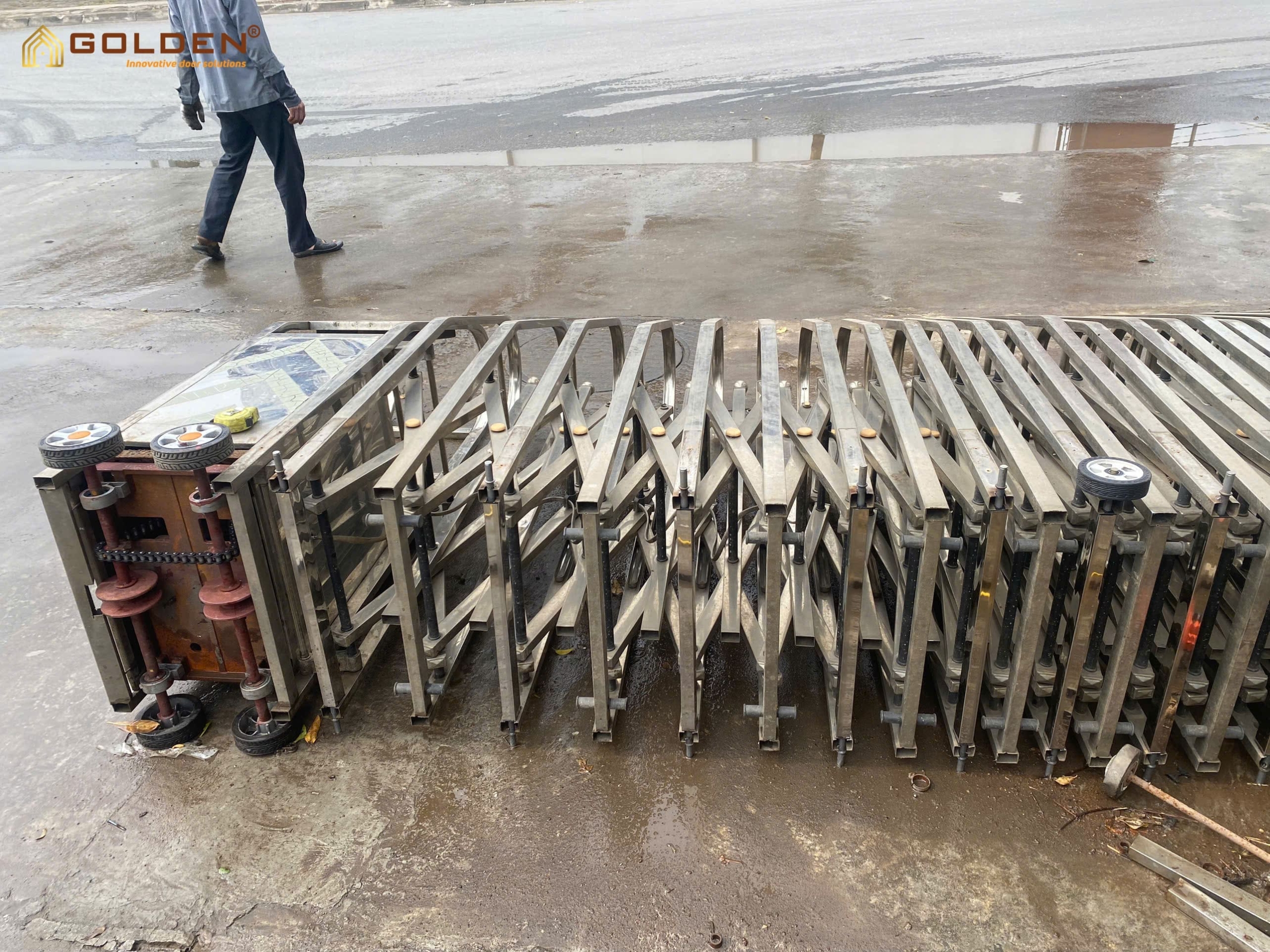 Thay bánh xe cổng xếp KCN Thạch Thất 1 Thay bánh xe cổng xếp