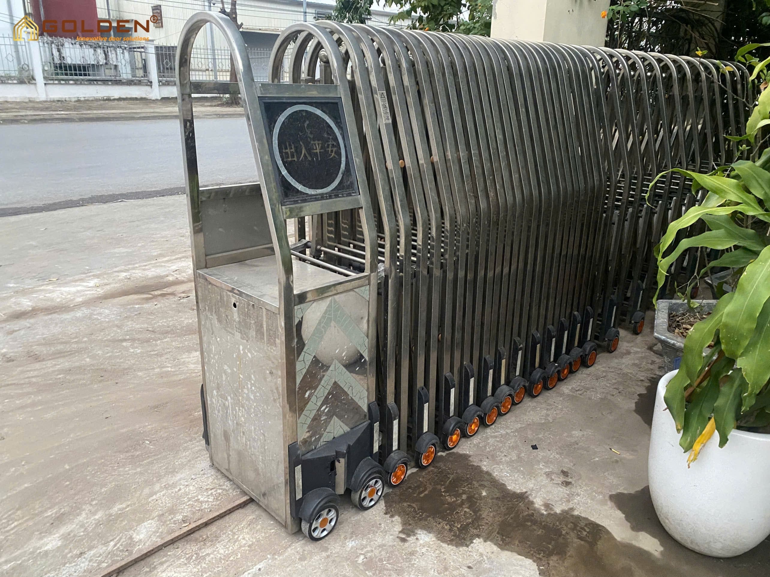 Thay bánh xe cổng xếp KCN Thạch Thất 2 thay thế bánh xe cổng xếp