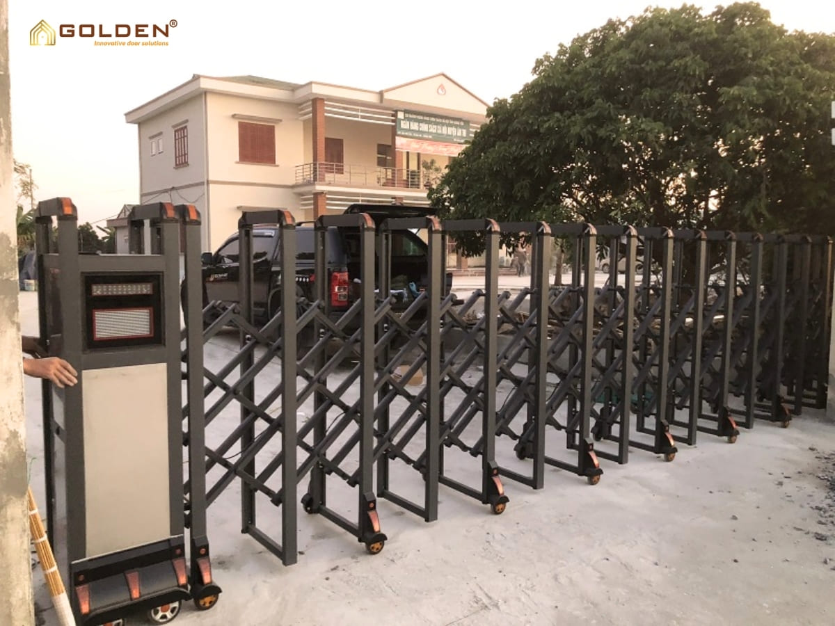 Vệ sinh cổng xếp nhôm