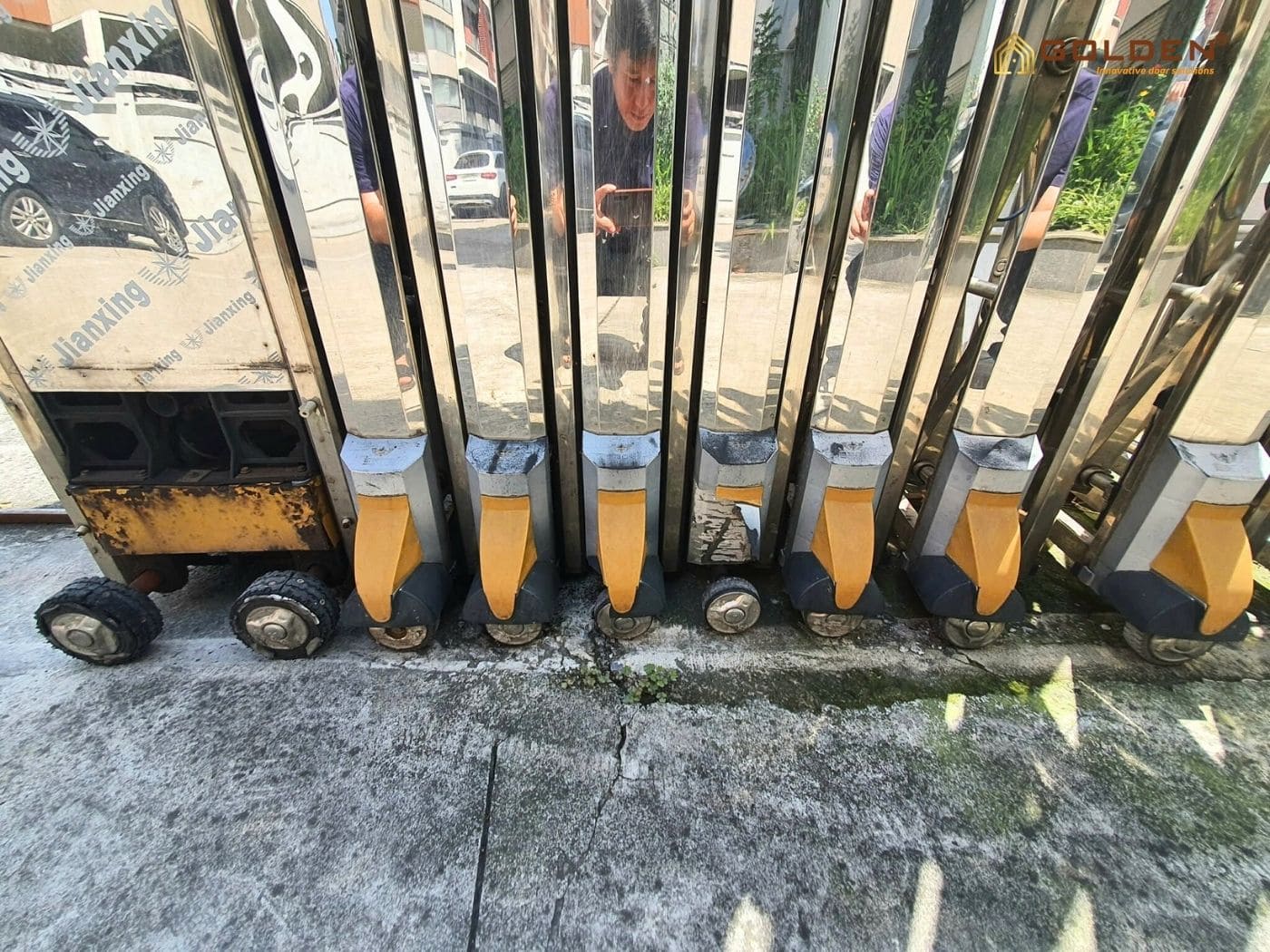 cách nhận biết cổng xếp bị xuống cấp