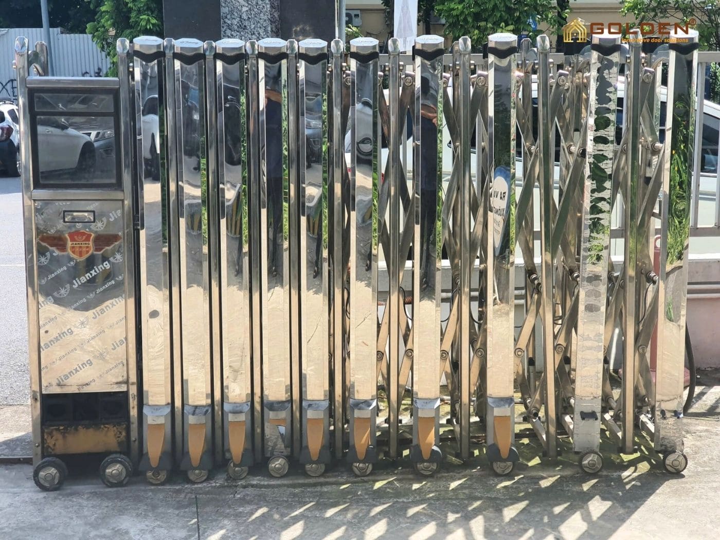 cách nhận biết cổng xếp bị xuống cấp