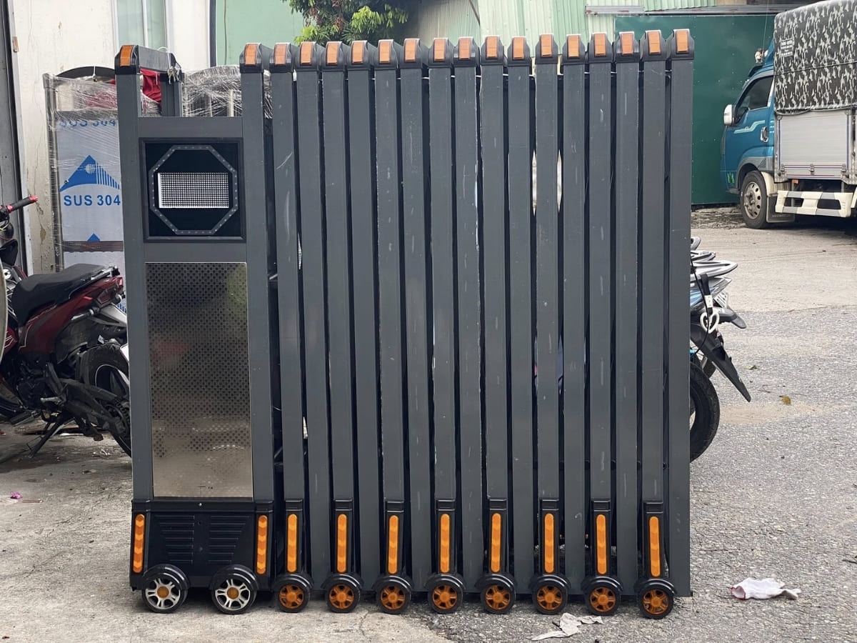 xử lý vết trầy xước trên cổng xếp nhôm