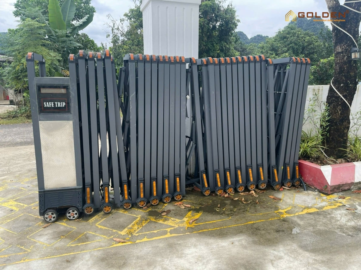 Vệ sinh cổng xếp nhôm