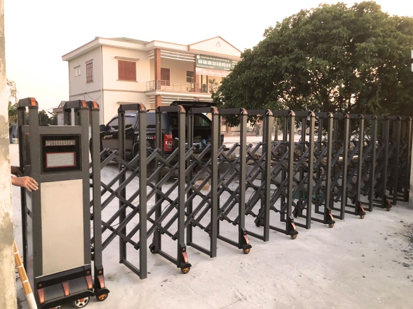 Mẫu cổng xếp hợp kim nhôm