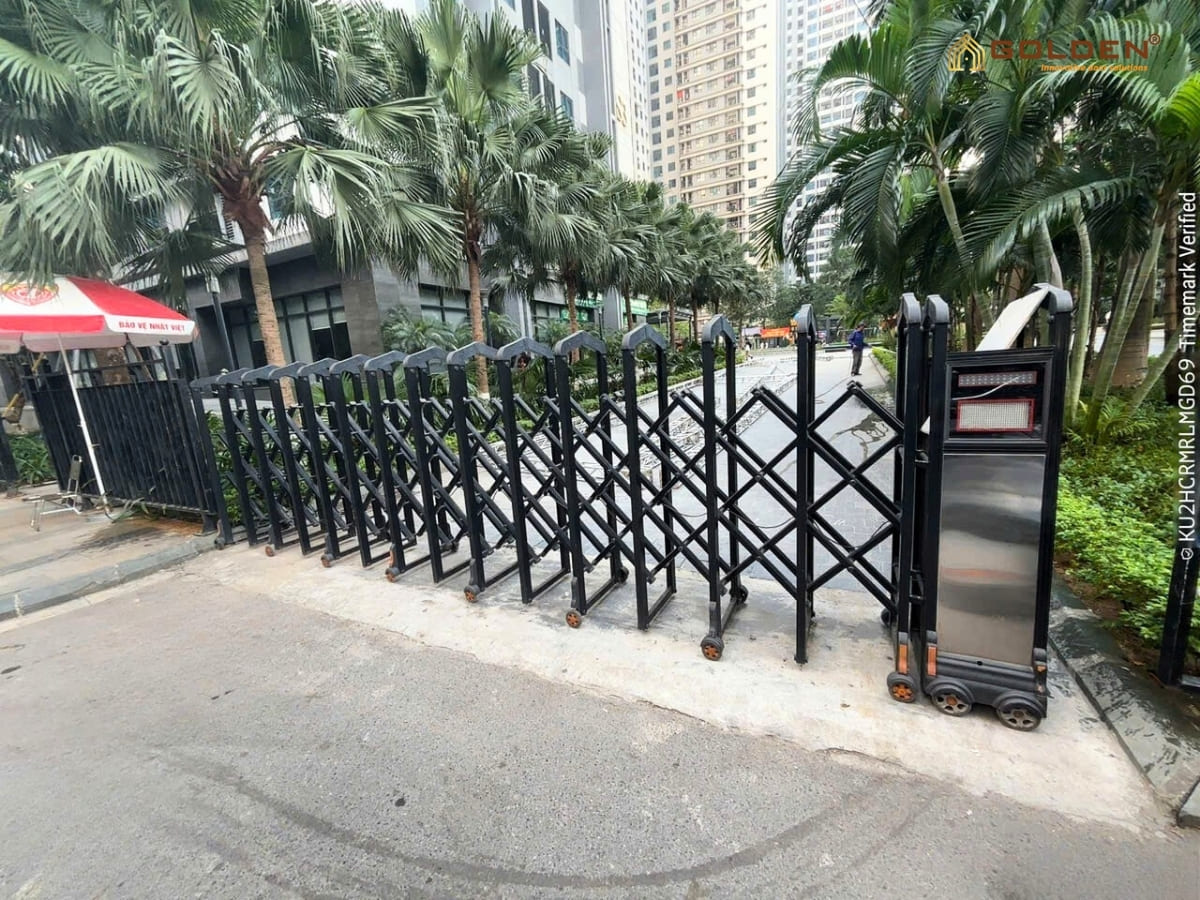 Vệ sinh cổng xếp nhôm