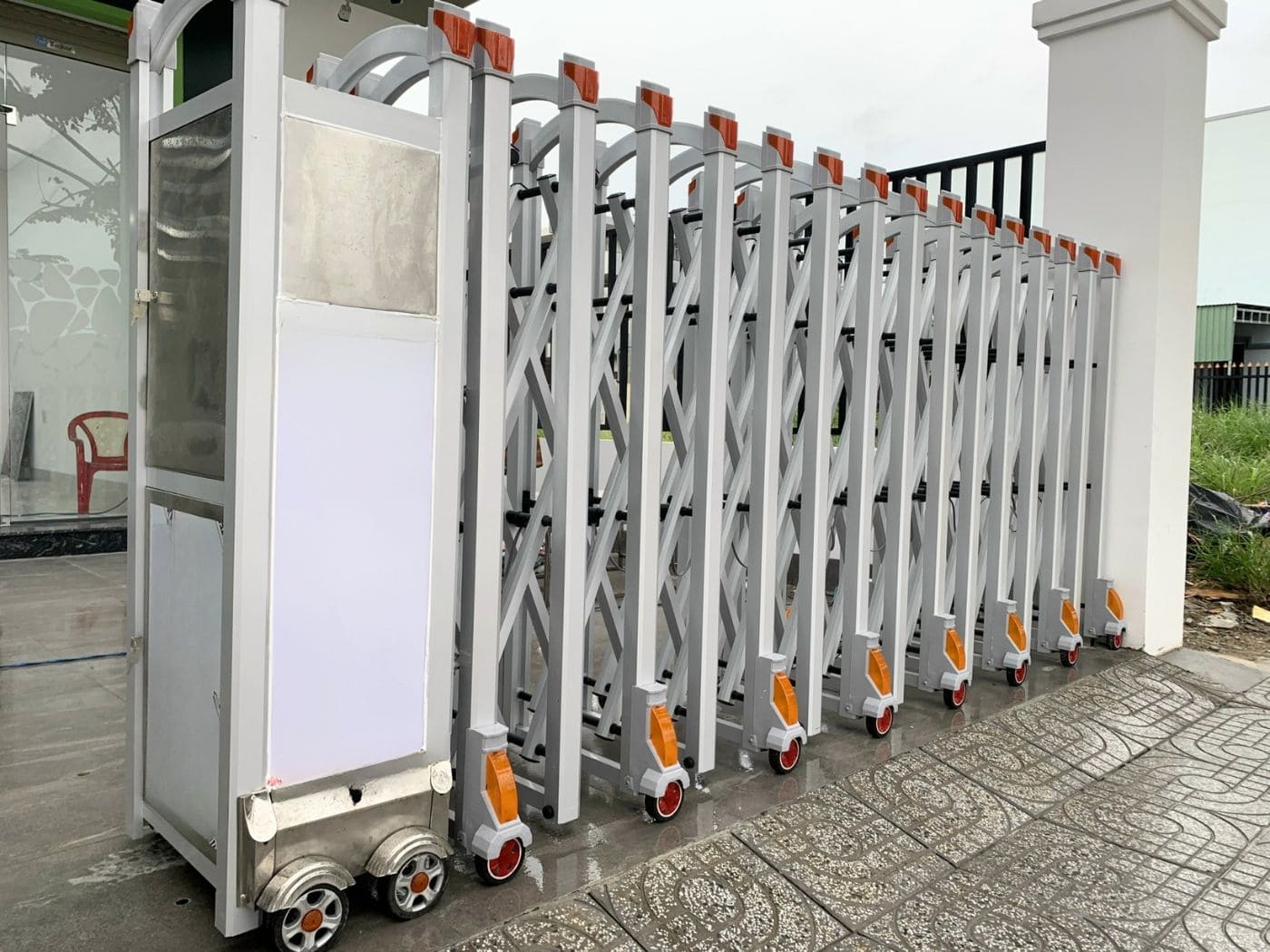 Mẫu cổng xếp nhôm